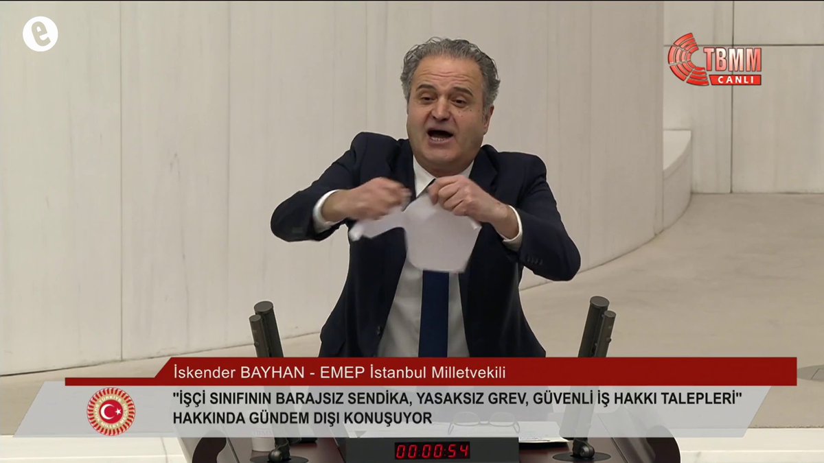 Emek Partisi Milletvekili İskender Bayhan, Başpınar'da direnişteki işçileri selamladı, Antep Valiliğinin eylem yasağı kararını yırttı: "Siz ne kadar çok grev yasağı ilan ederseniz, biz bu yasakları tanımadığımızı ve yırtacağımızı bir kez daha ilan ediyoruz!"