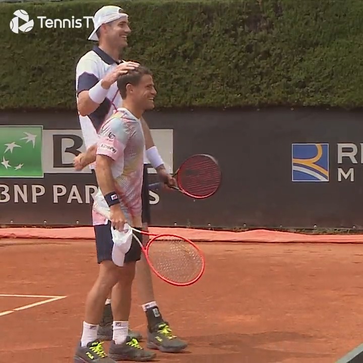 When Diego Schwartzman (5'7") and John Isner (6'10") played doubles together in Rome 2022! Bucket list item checked off for both of them 🤓