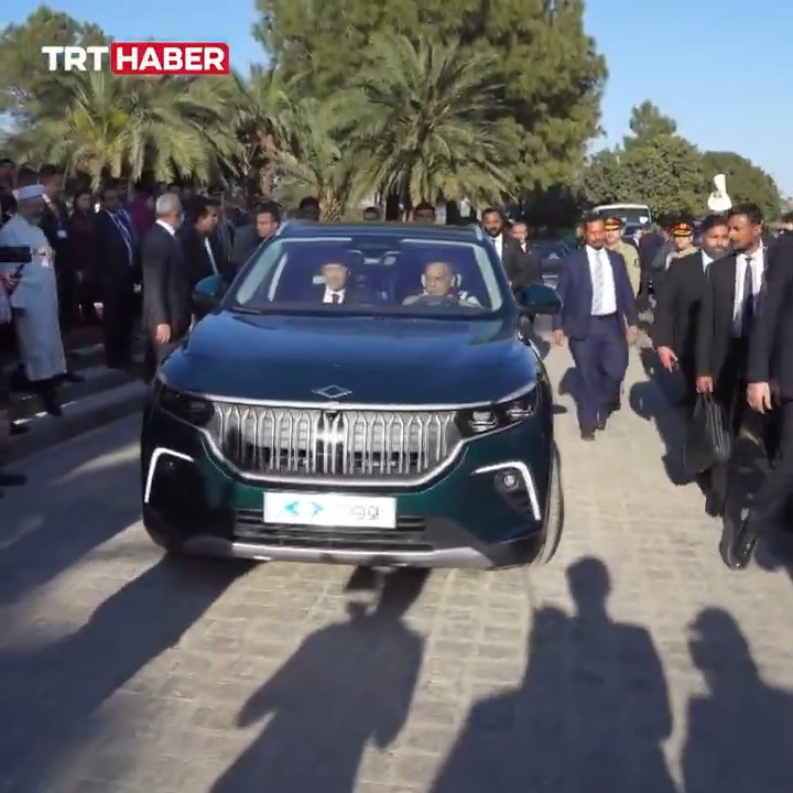 Cumhurbaşkanı Erdoğan, Pakistan Başbakanı Şerif'e 'Ayder yeşili' Togg hediye etti.