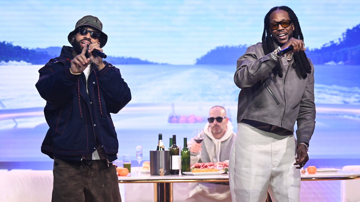 Larry June, 2 Chainz &amp; Alchemist did “Life Is Beautiful” on Fallon. On a boat. 🔥
