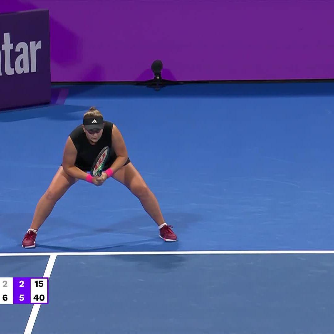 Penko’s not letting up 😮💨 Jelena Ostapenko keeps bringing the heat in Doha as she defeats Jabeur 6-2, 6-2 to reach the semifinals and set up a match against Swiatek! #QatarTotalEnergiesOpen