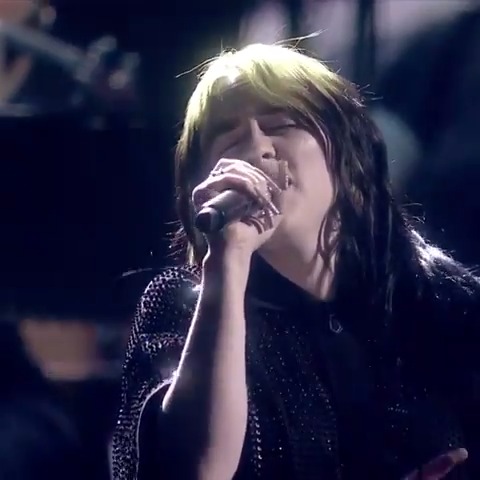 Há 5 anos, Billie Eilish lançava “No Time To Die”, sua primeira canção agraciada com uma estatueta do #OSCARs e responsável por torná-la a artista mais jovem a conquistar o triple crown da música: Oscar, Globo de Ouro e Grammy.