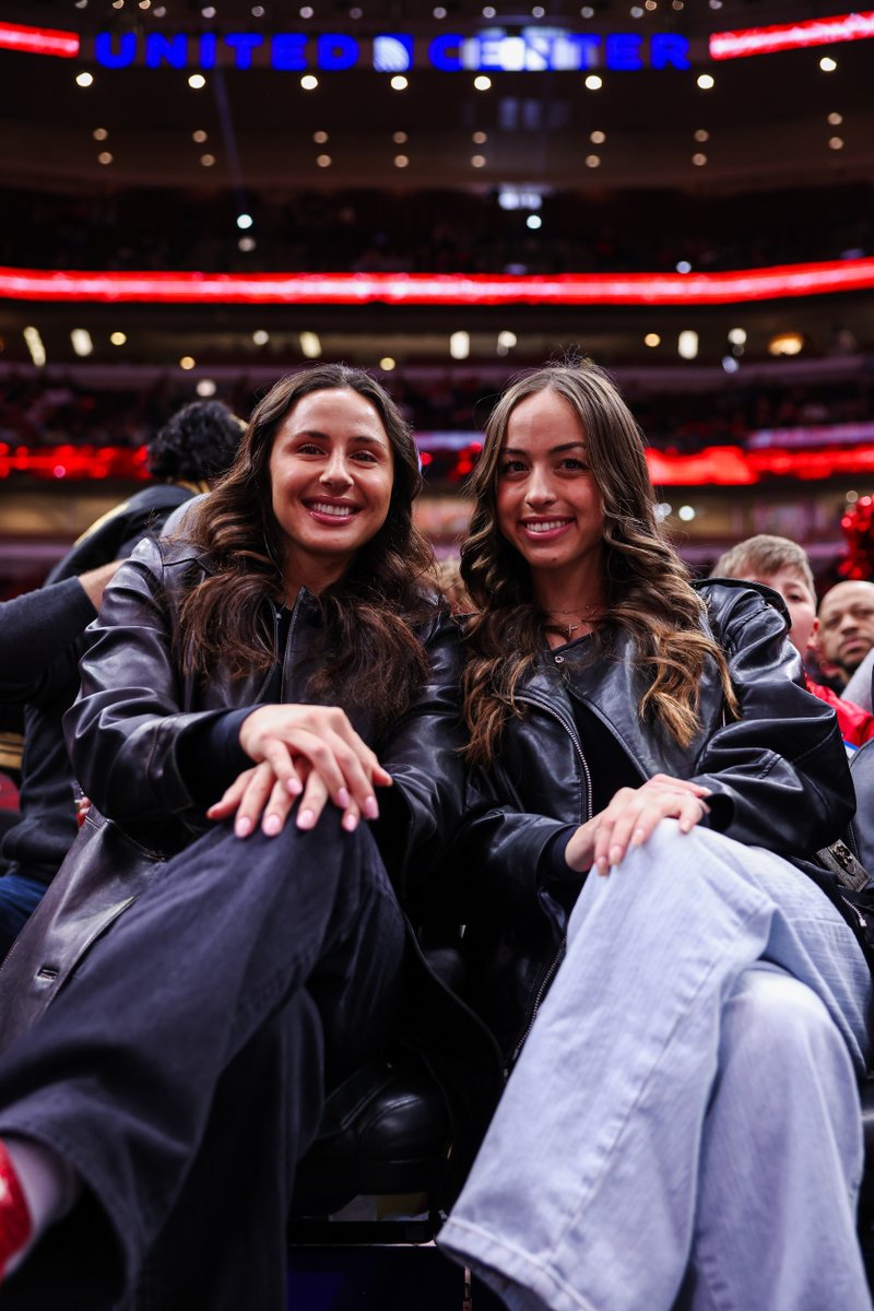 "BE NICE TO BENNY." 😂🎤 Julia Grosso (Julia Grosso) &amp; Sam Staab (Samantha Keala Staab) from Chicago Stars FC were mic'd up sitting courtside last night ⚽️ Michelob ULTRA | #SeeRed