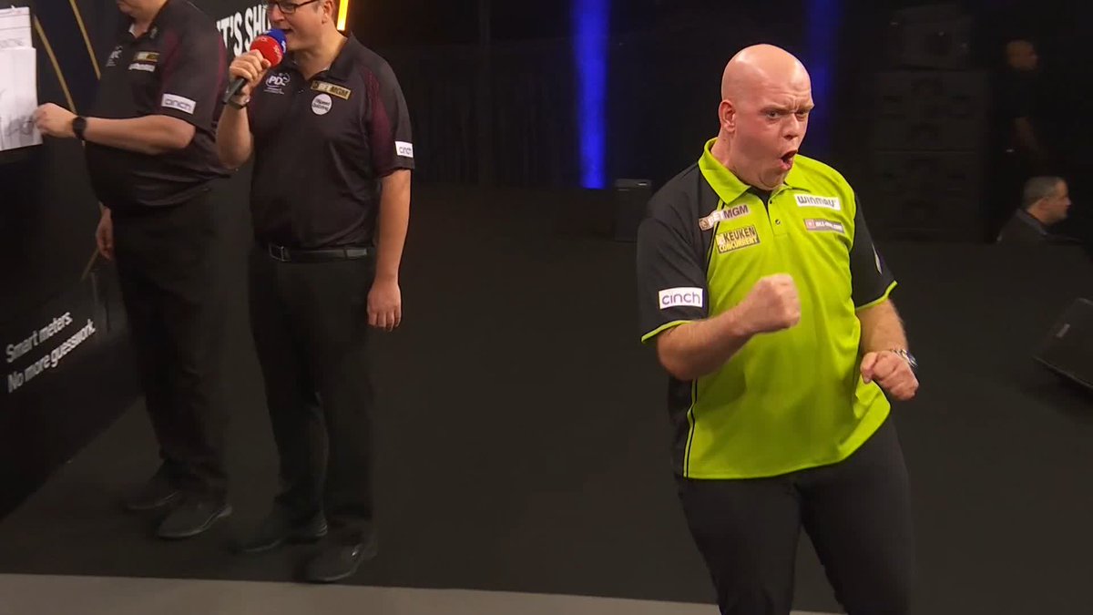 VINTAGE VAN GERWEN! That is BRUTAL from Michael van Gerwen! Bunting piles in a maximum as he bids to get a leg on the board, only for Van Gerwen to produce a stunning 122 to move a leg away from victory! 📺 #PLDarts25