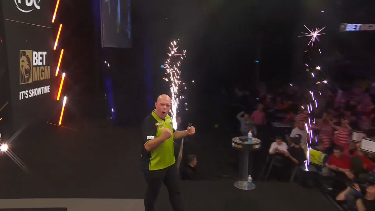 VAN GERWEN BATTERS BUNTING! 🟢 What. A. Performance! 🔥 Michael van Gerwen averages 109 to dispatch Stephen Bunting 6-1 and set up a blockbuster semi-final showdown against Luke Littler in Glasgow! 📺 #PLDarts25