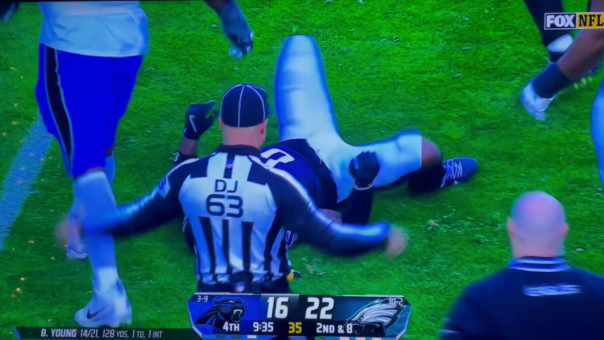 🚨🚨🚨THREAD… 🧵🧵🧵 25 POWERFUL MOMENTS OF #NFL PLAYERS PRAYING &amp; THANKING GOD THIS SEASON. 1) #Panthers QB Bryce Young stopped mid-game and STARTED PRAYING TO GOD for an injured opponent who was down on the field in pain. Extremely powerful. 🧵1/25
