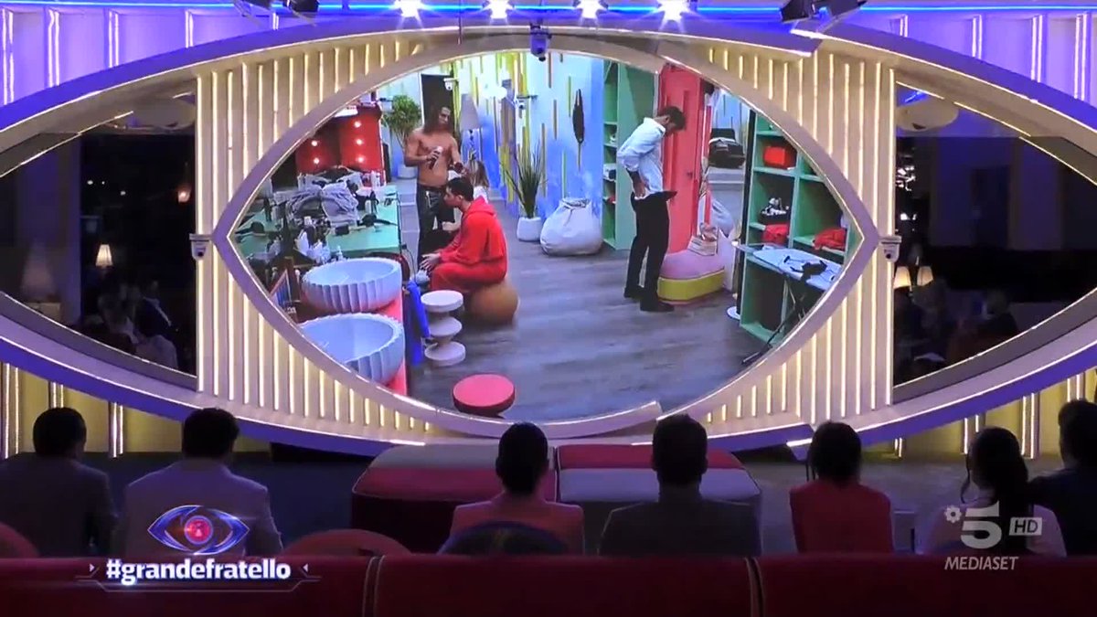 Tommaso geloso di Mariavittoria? Questo sguardo dice tutto 👀 #GrandeFratello