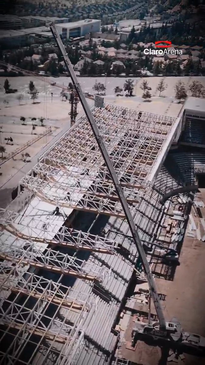 ¡Un avance que aplaudimos de pie y nos llena de orgullo! 👏 Ha finalizado el proceso de instalación de las 16 vigas de la cubierta en la tribuna Sergio Livingstone del Claro Arena 🏟️, ¡y se ve espectacular! ✨ Un paso muy importante para seguir avanzando en el #ElSueñoCruzado