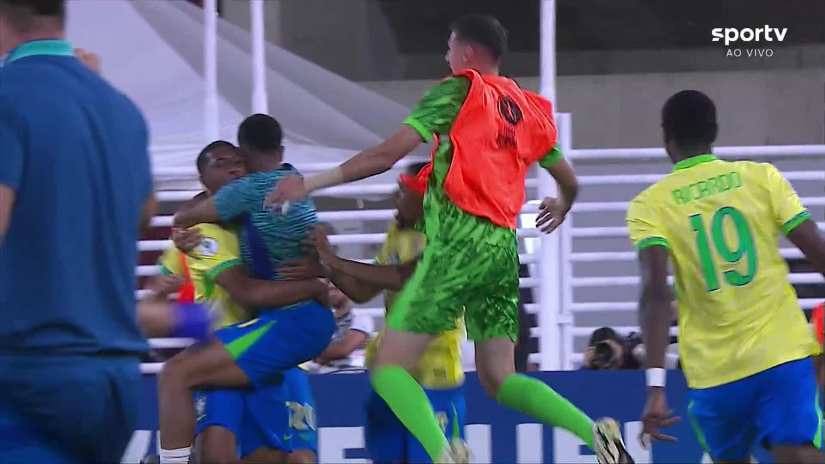 Aqui é Brasil! Rayan fez o gol que decretou o empate diante da Argentina. Campeão do Sul-Americano Sub-20 será conhecido na última rodada. Por ora, Brasil é líder pelo saldo de gols.