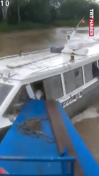 Amazon Nehri'nde iki tekne çarpıştı, çok sayıda kişi yaralandı.
