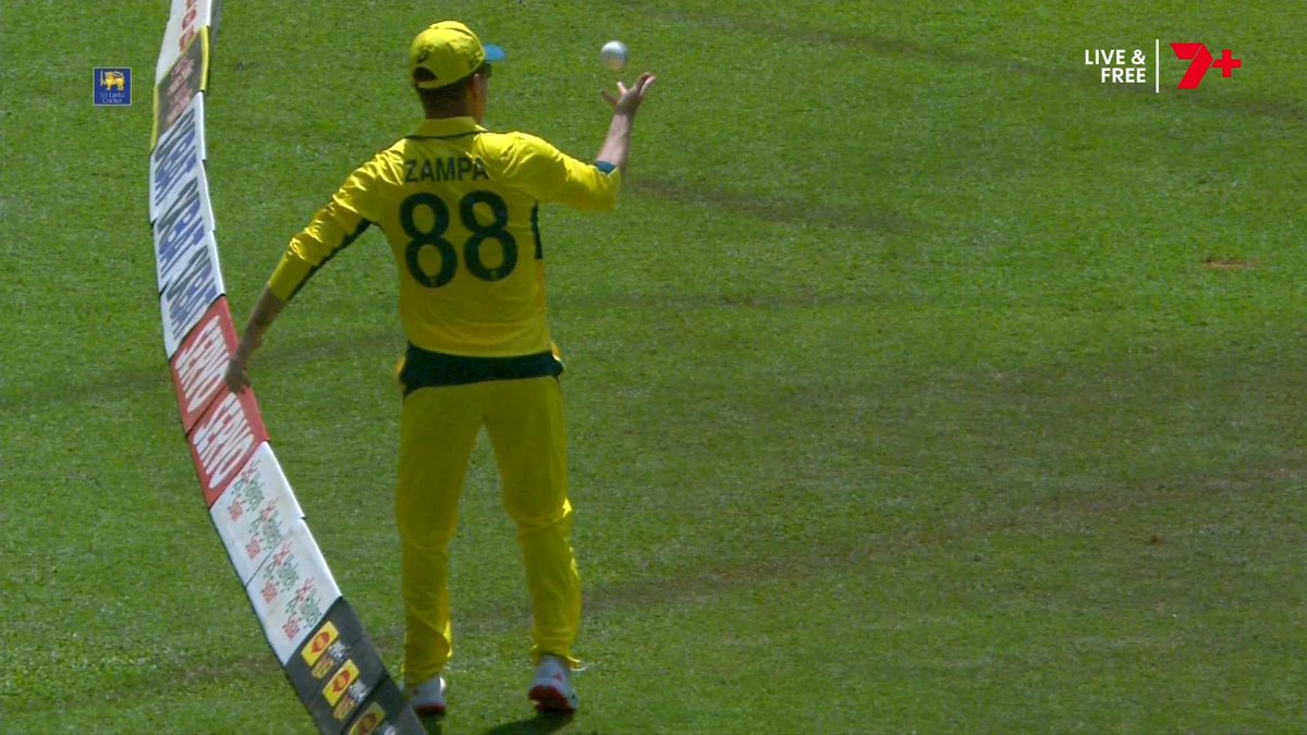 ADAM ZAMPA ON THE ROPE! Madushka departs following some Zorba brilliance 🤯 #SLvAUS
