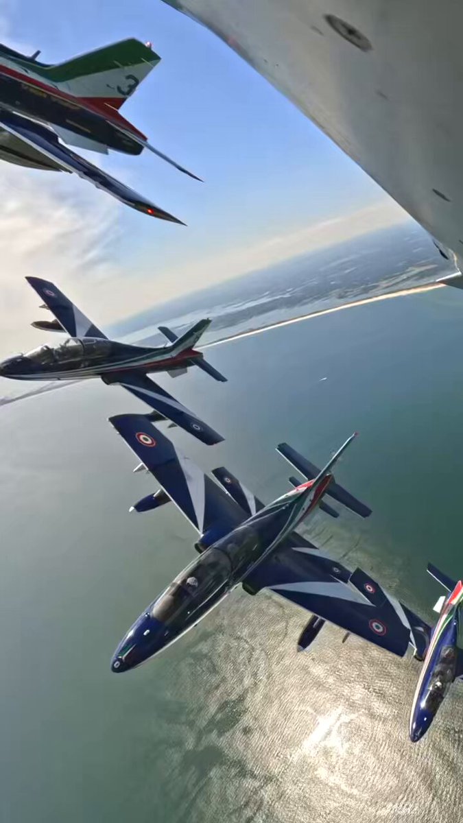 Questo #cuore nel cielo, disegnato dalle #FrecceTricolori, è il nostro modo di celebrare l’#amore che vola alto, ogni giorno. 𝑩𝒖𝒐𝒏 𝑺𝒂𝒏 𝑽𝒂𝒍𝒆𝒏𝒕𝒊𝒏𝒐 ❤️ #AeronauticaMilitare #SanValentino #BuonSanValentino #ValentinesDay #Sanremo #Sanremo2025