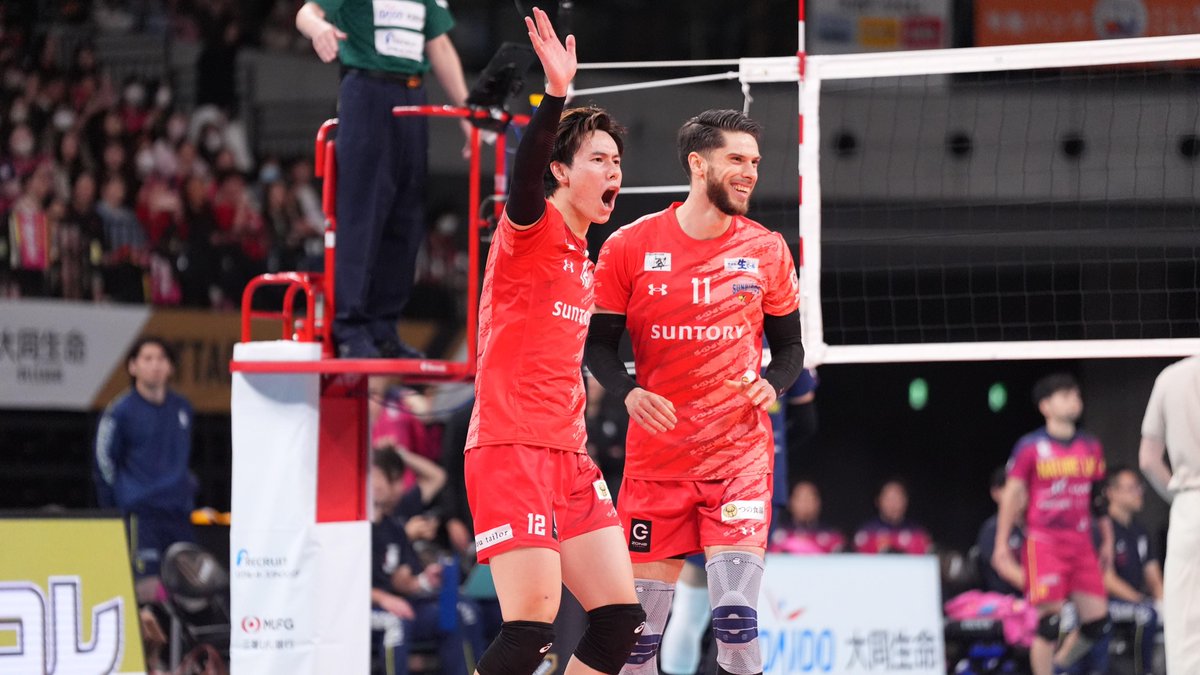 When a save becomes magic! 🎩✨ Ran Takahashi 🇯🇵 turns defense into an unexpected point – because why not? 😆🔥 🏐 #SVLeague #Volleyball