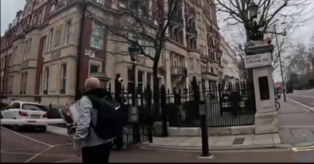🔴 Londra'da bulunan Türk Konsolosluğu önünde Kuran-ı Kerim yakan kişinin etkisiz hale getirildiği anlar.