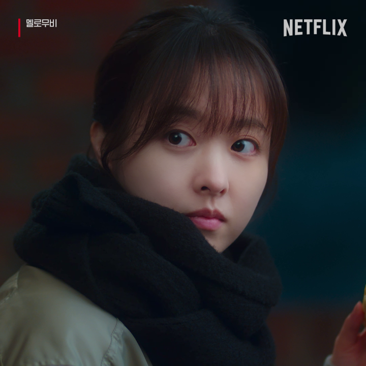 “나중에 무슨 영화 만들 거예요?” “끝내주는…멜로영화.” 세상 모든 영화를 보고 싶은 남자와 영화를 싫어하는 여자의 운명적 만남. <멜로무비>, 지금 넷플릭스에서.