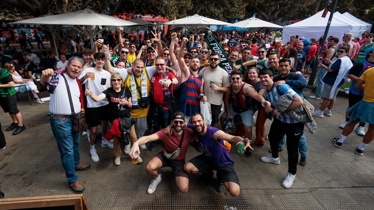 🏀 Qué bonito es ver este ambiente en Gran Canaria. Lo dice claramente la mujer: “Aquí venimos todas las aficiones y lo importante es el deporte”. El deporte. No los millones de Arabia ni Miami ni nada. Aún tiene que aprender el fútbol.