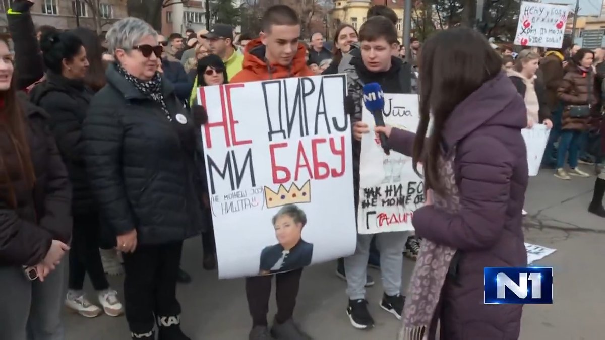 Unuk dekanke Filozofskog fakulteta u Nišu Natalije Jovanović napravio je transparent koji je doneo na današnji skup, na kome piše "Ne diraj mi babu, ne možeš joj ništa".