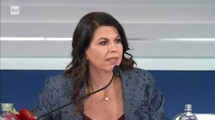 In conferenza a #Sanremo2025 chiedono a Geppi Cucciari se manderebbe un bacio a Giorgia Meloni. Lei risponde: “sì, con il braccio di Elodie”. L’altro giorno Elodie, in conferenza: “non la voterei neanche se mi tagliassero una mano”