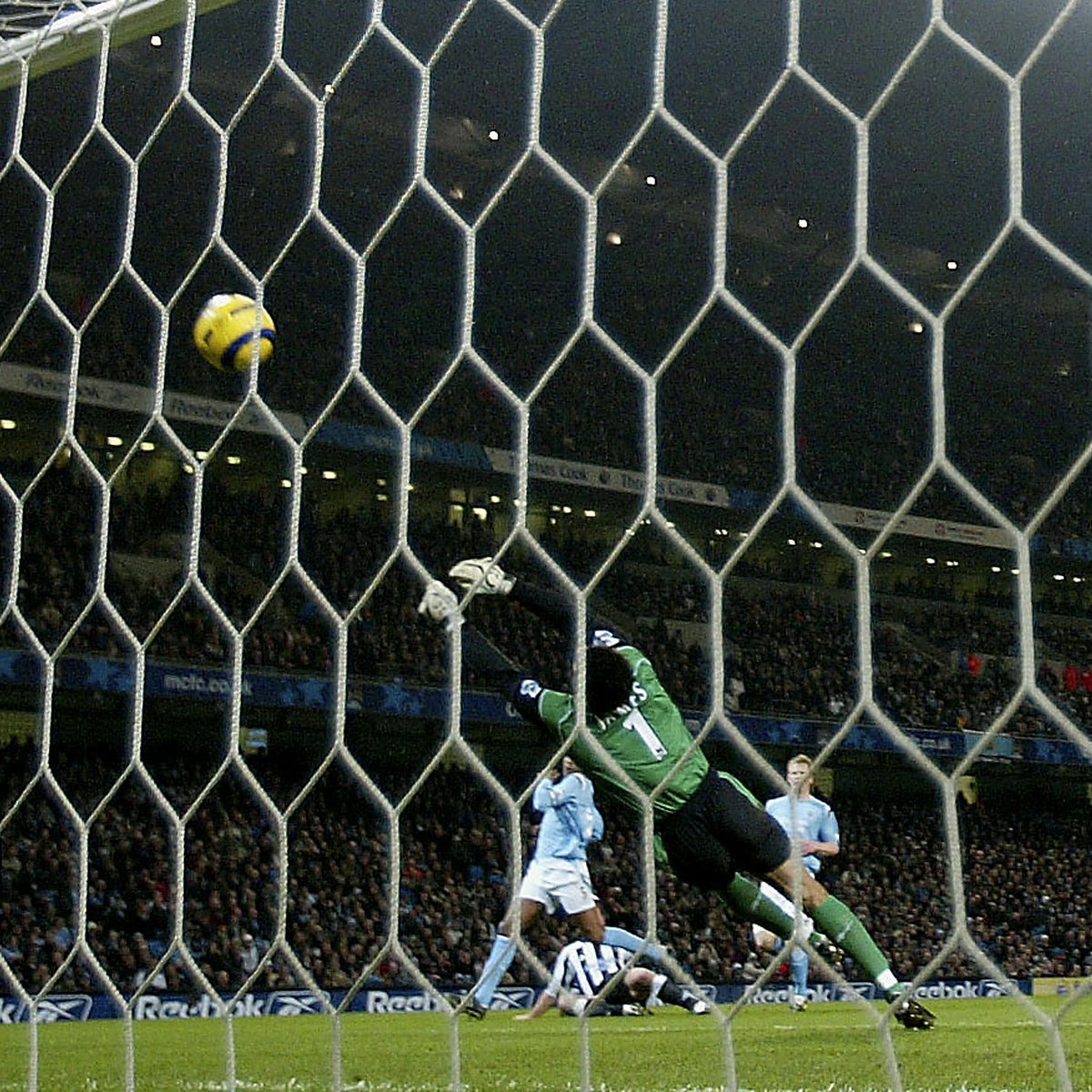 .Alan Shearer's 250th Premier League goal! 🙋♂️ 🔙 #MCINEW