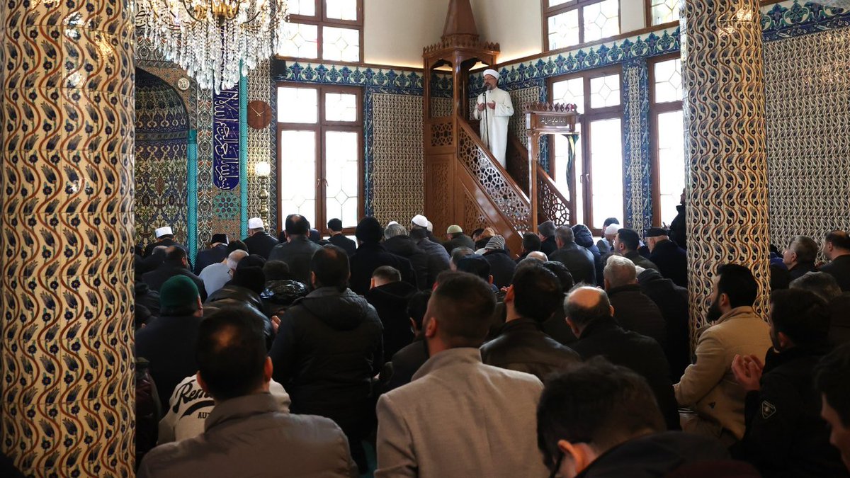 Evlerin kapılarının kilitli, perdelerinin örtülü olduğu zamanlardan; insanların, ailesinin veya tanımadığı kimselerin mahremlerini rahatlıkla paylaştığı bir döneme geldik maalesef.