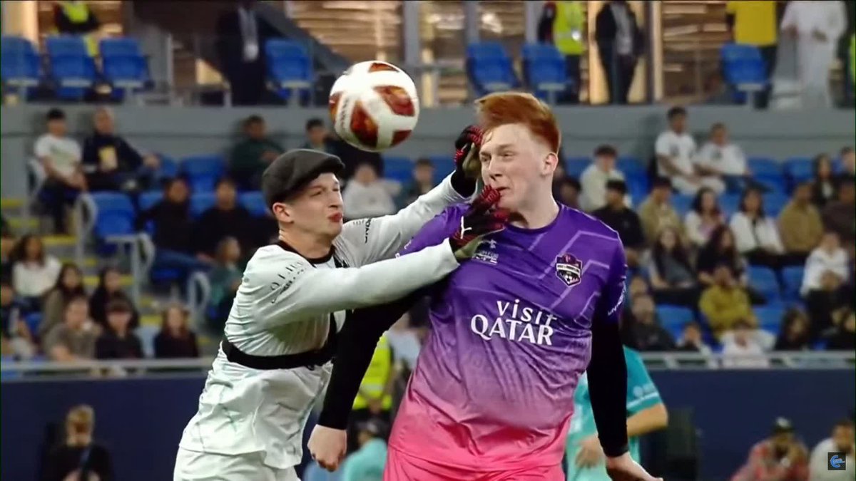 "He's done it for the SECOND year in a row!" 😱 Angry Ginge gets on the end of a great ball from Miniminter 🔥