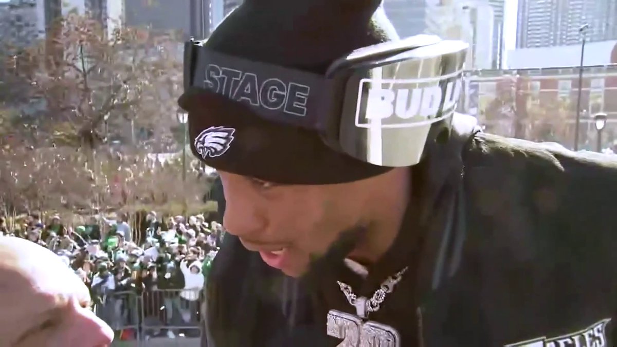 "Every time I think Philly can't take it to another level, they take it to a whole 'nother level." Saquon Barkley is taking it all in during his first Super Bowl parade 👏 (via FOX 29)