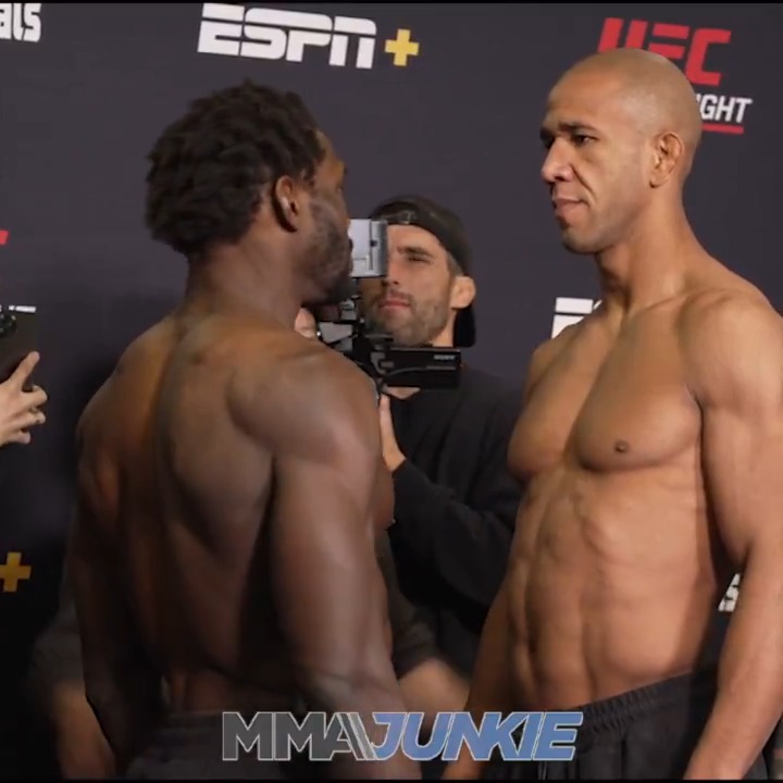 Jared Cannonier seems surprised by Gregory Rodrigues' size at their #UFCVegas102 main event faceoff. 👀