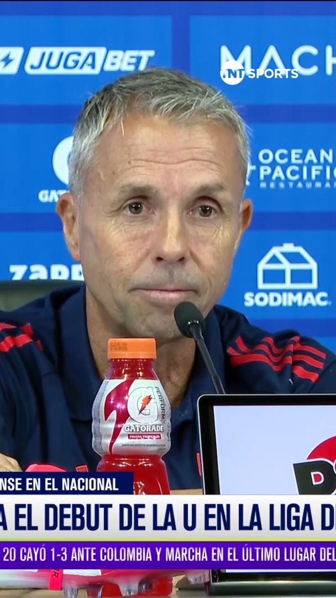 😎🔵🔴 "Estaré siempre en la cancha, como corresponde" Gustavo Álvarez fue consultado por la nueva regla que prohíbe que un entrenador expulsado esté en el recinto deportivo. La respuesta del técnico de #LaU fue simplemente ESPECTACULAR.
