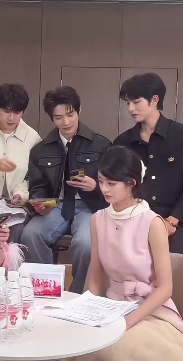 뒤에다른배우가 전첨한테 쓰레기토스하니까 왜 쓰레기를주냐고 사과시키는거임?ㅋㅋㅋㅋ 남자짓제대로하네...