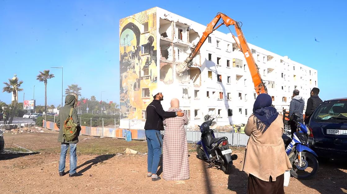 🏗️ عمرها 60 سنة.. تفاصيل هدم إحدى أقدم العمارات بالدار البيضاء وسط أجواء من الحزن والدموع، ودع السكان شققهم، التي شكلت جزء كبيرا من حياتهم وذكرياتهم.