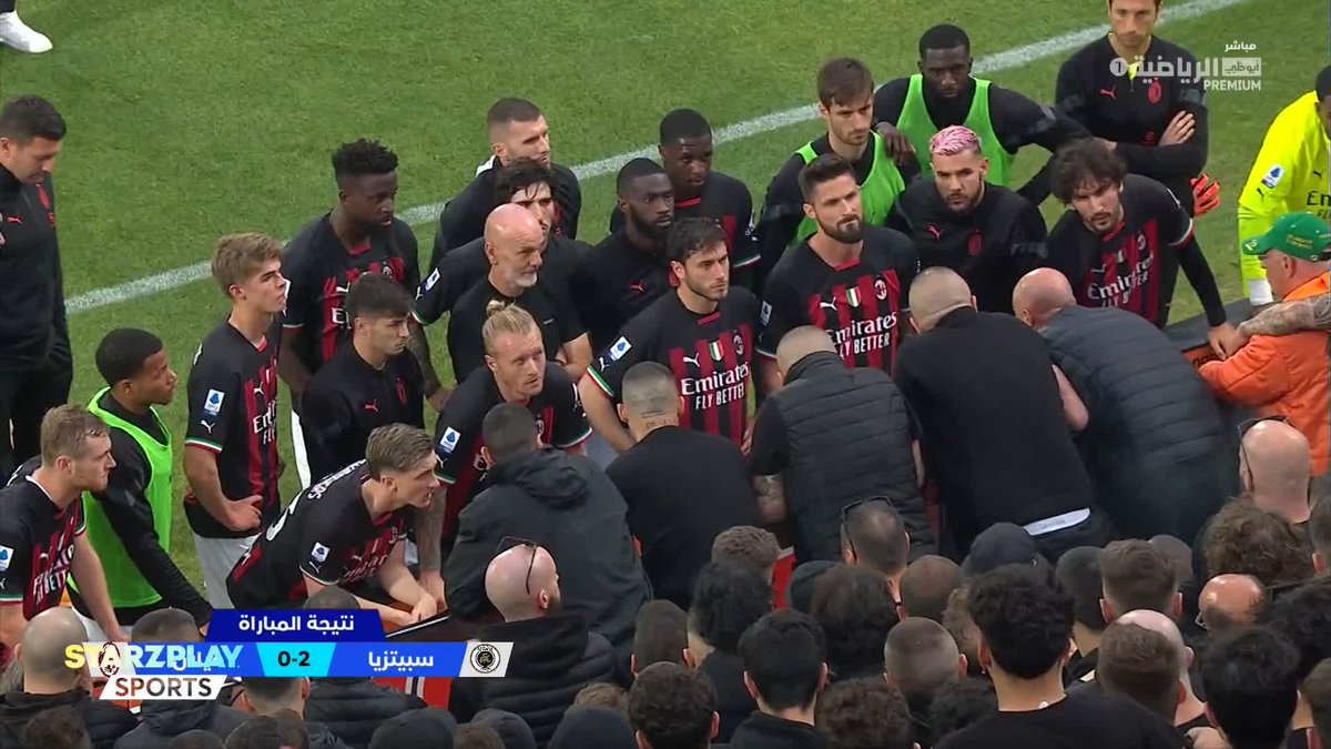 هذا هو احترام الجمهور والفريق هذا هو الوقوف غصب عنك واحترام غضبه تستلم ملايين يا اجنبي يبن الكلاب وتمن دوري جبناه قبلك 18 مرة وجبنا قارية قبلك 8 برواتب ياعيال الكلاب ما تحلمون فيها بأوطناكم في اوروبا وامريكا اللاتينيه،تفو عليكم وعلى الاداري الجبان معكم.
