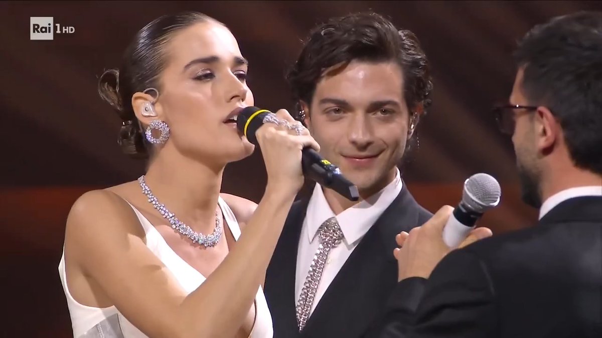 🎵 Clara con Il Volo cantano “The Sound of Silence” a #Sanremo2025 L'esibizione integrale è su RaiPlay In audio su RaiPlay Sound