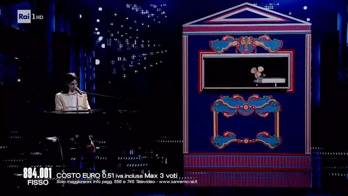 “ci tengo a questo duetto. Nella sua prima apparizione Topo Gigio aveva la voce di Modugno, é come se rincontrasse la sua canzone. É un personaggio di fantasia ma più reale di tanta gente che conosco” Lucio Corsi sei la magia di questo Festival