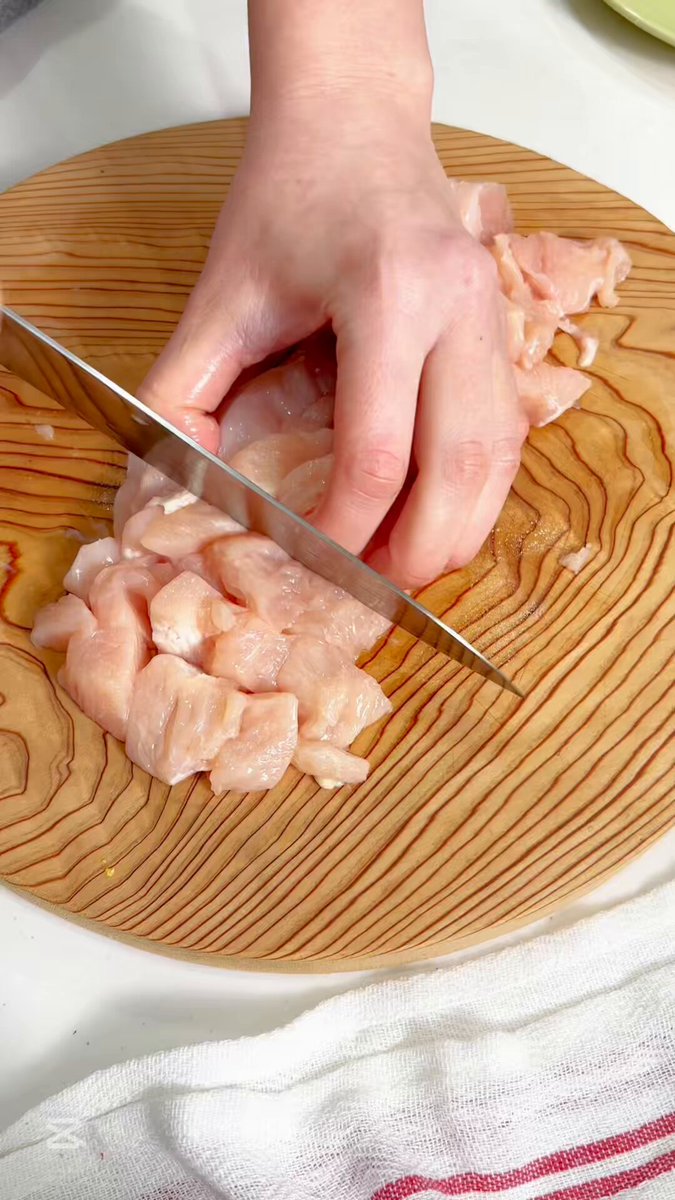 休日の子どものおやつはコレ作って！一人前90円で出来る子どもウケ抜群な『ポップコーンチキン』が簡単に作れる。胸肉は小さくカットすることでパサつき気にならないし、成長に必要なタンパク質がとれてお腹しっかり満たされる。偏食な子もパクパク食べた簡単レシピは↓