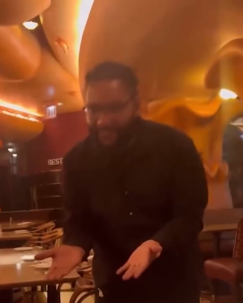 This waiter did Alex Pereira's celebration in front of him 😂 #UFC313 (via glover teixeira)