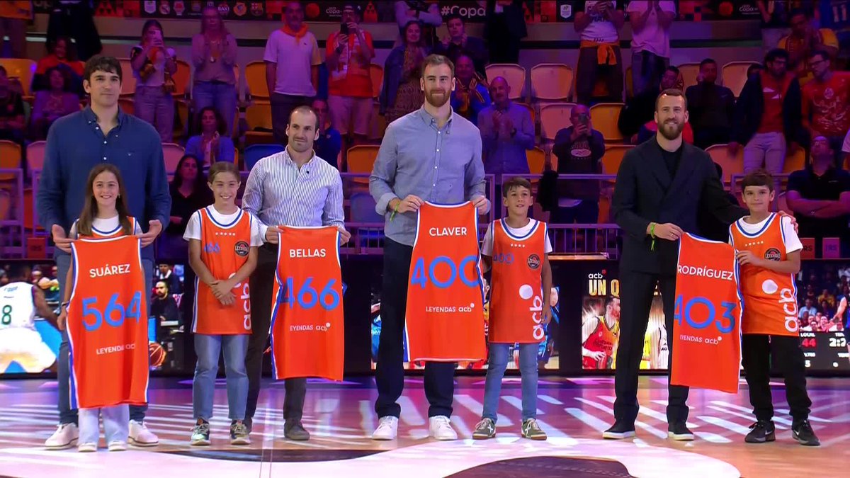 No hay palabras a la altura de lo que estas LEYENDAS le han dado a nuestro basket. No hay palabras que definan las CARRERAS de un quinteto que nos ha hecho vibrar 2⃣0⃣ años. Carlos Suárez, TB, Victor Claver, Sergio Rodriguez y Rudy Fernandez. ¡GRACIAS! ❤️
