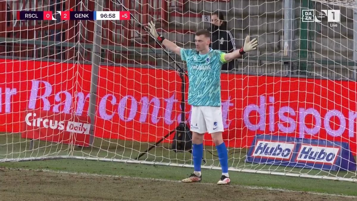 C’est énorme 😂😂 Bryan Heynen, habituellement milieu de terrain de Genk, a arrêté un penalty suite à l’expulsion de son gardien à la 94e minute aujourd’hui, face au Standard ! Bon il a dû être retiré et a été marqué au final… 🤷‍♂️ (DAZN Belgique)