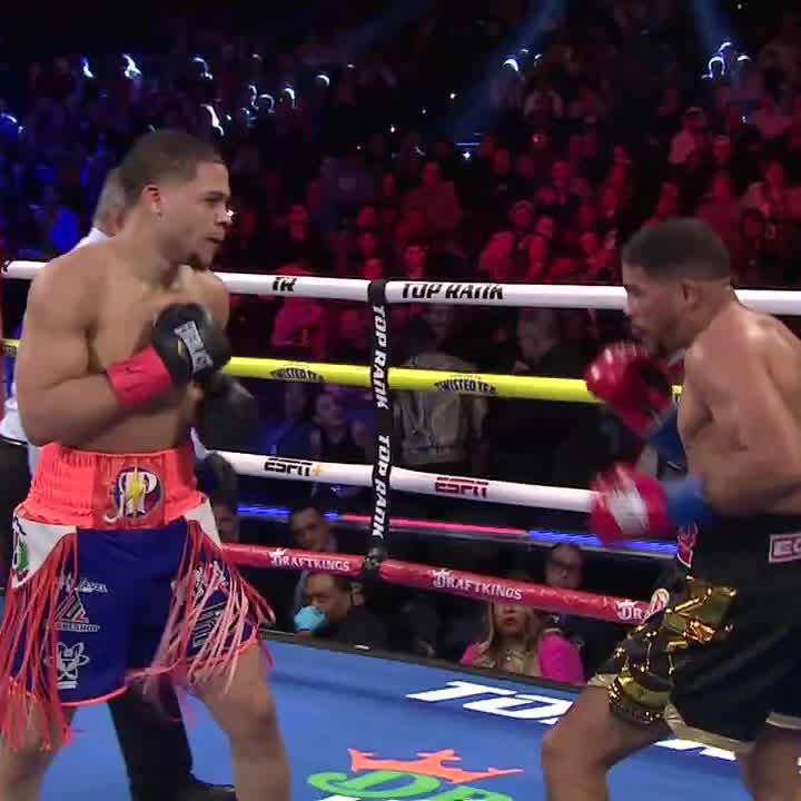 HAND SPEED ON ANOTHER LEVEL. 🇩🇴 Rohan Polanco is taking the KO win back to DR!