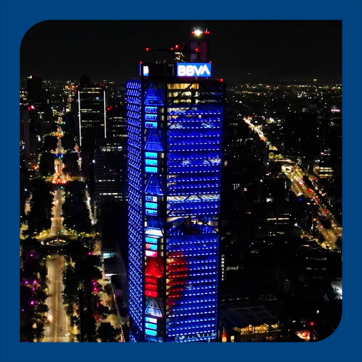 ¡La Torre BBVA ha sido visitada por cupido! Mira la espectacular iluminación de #DíaDeSanValentín 💙