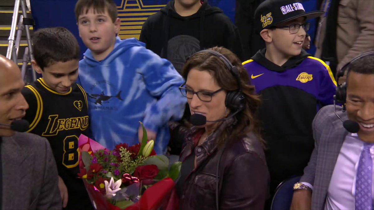 When your kids surprise you in the booth for Valentine's Day 🥺❤️ What a wholesome moment for stephanie white 🙌