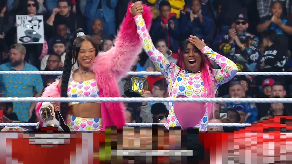 Naomi has punched her ticket to #WWEChamber! 👏 #SmackDown