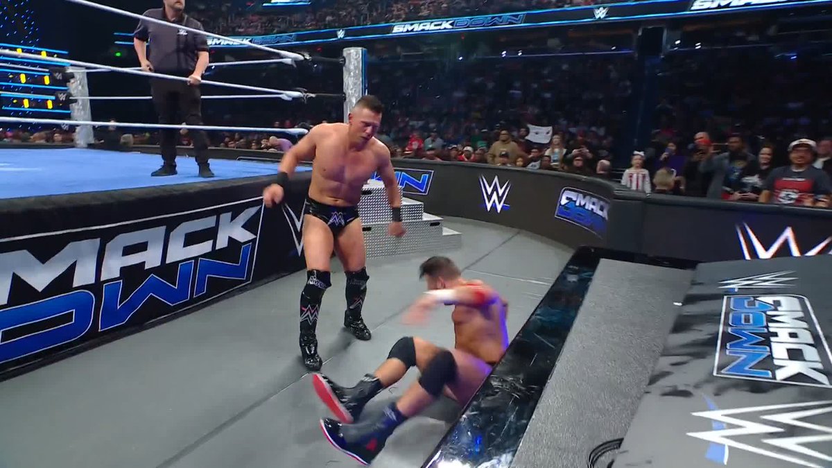.The Miz saw an opportunity and he took it! 👊 #SmackDown