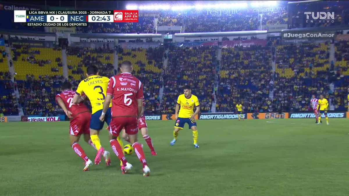 Pues parece que ya se está aprendiendo a como jugarle al América. Este gol es muestra de ello: presión, espacios cortos y ganar espacios entre Volante/Central/Lateral. Luego el centro y definición es una barbaridad.