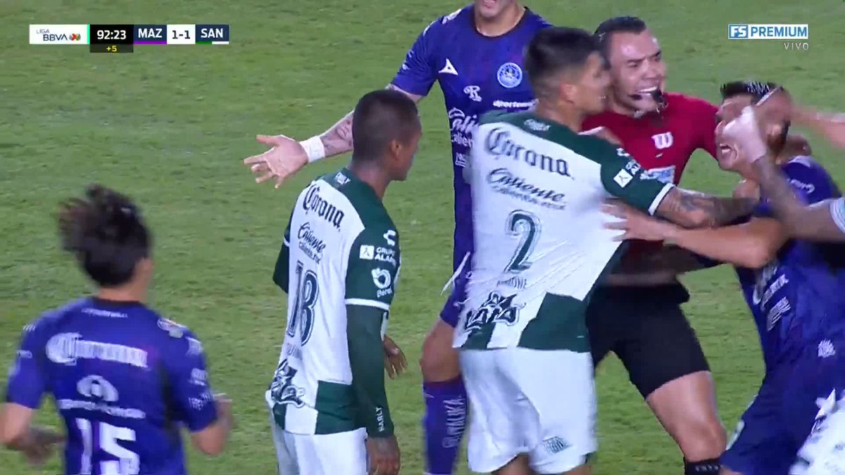 De verdad, qué horror de entrada. Perdón, pero es con TODO el dolo, TODA la intención de hacer daño. Lo de Pedro Aquino es TERRIBLE una completa temeridad que atentó contra Mauro Lainez.