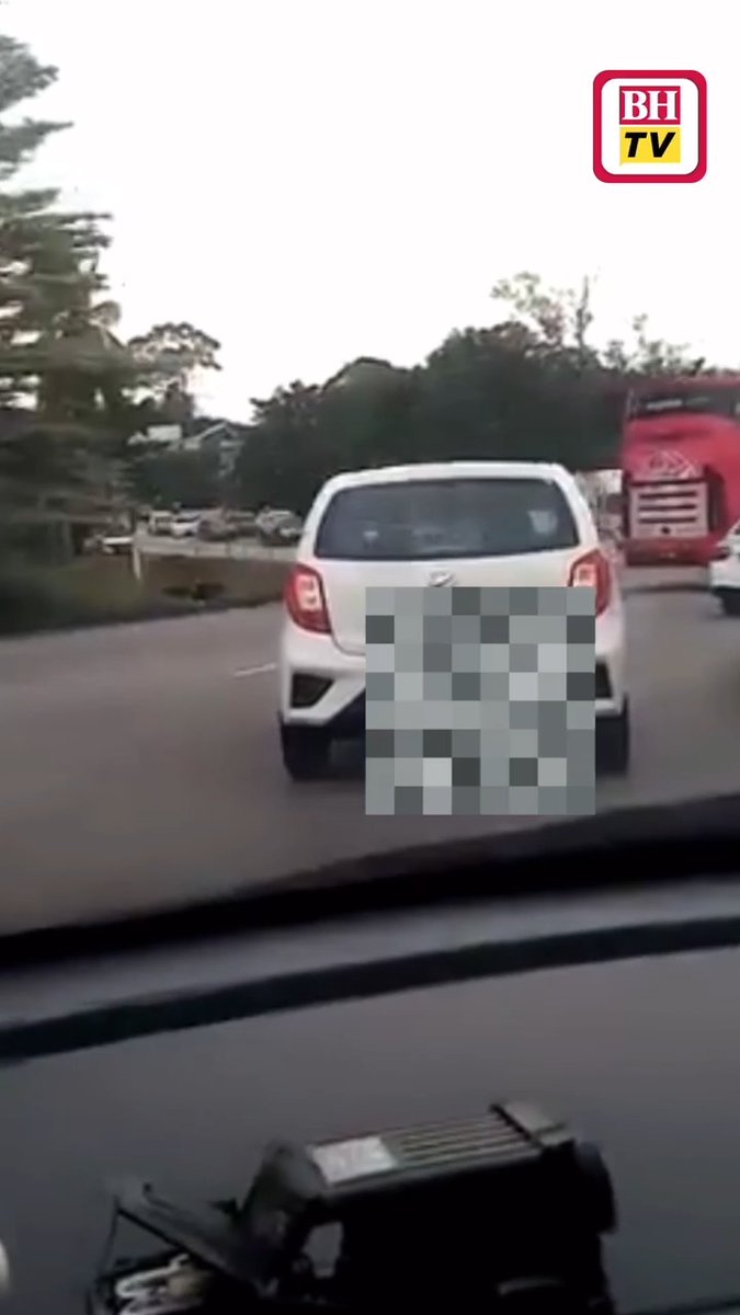 Polis mengesahkan pemandu kereta Perodua Axia berwarna putih yang mengelilingi Bulatan Mahkota, Kluang bermula dari pagi hingga malam adalah pesakit yang menerima rawatan skizofrenia iaitu gangguan mental yang kronik. Berita penuh: