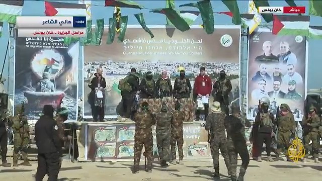ظهروا بصحة جيدة.. الأسرى الإسرائيليون الثلاثة يعتلون منصة تسليمهم إلى الصليب الأحمر الدولي ويطالبون الحكومة الإسرائيلية بالمضي قدما في صفقة التبادل وعدم عرقلتها #حرب_غزة #الأخبار