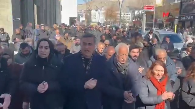 WAN’DA HALK KAYYIMA KARŞI SOKAKTA Wan Büyükşehir Belediyesi’ne kayyım atanmasının ardından kentte protesto eylemleri başladı