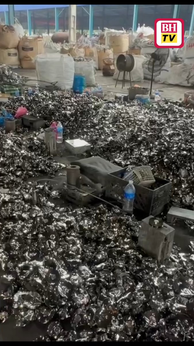 Serbuan terhadap sebuah kilang memproses bahan sisa elektronik (e-waste) yang beroperasi secara haram dekat Telok Panglima Garang hari ini, menemukan kira-kira 50 tan anak peluru, kelongsong serta peluru hidup yang disyaki diseludup masuk ke negara ini. Berita penuh: