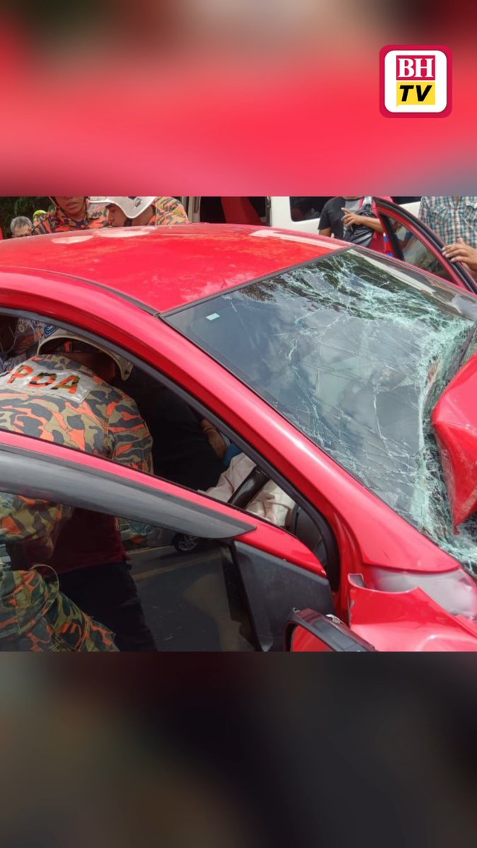 Kasih ibu hingga ke akhir hayat. Seorang wanita warga emas dalam perjalanan ke Hospital Jitra bagi menghantar anak lelakinya yang cedera terjatuh motosikal, maut selepas kereta dipandunya terlanggar lori di persimpangan lampu isyarat Hosba di Jitra, hari ini. Berita penuh: