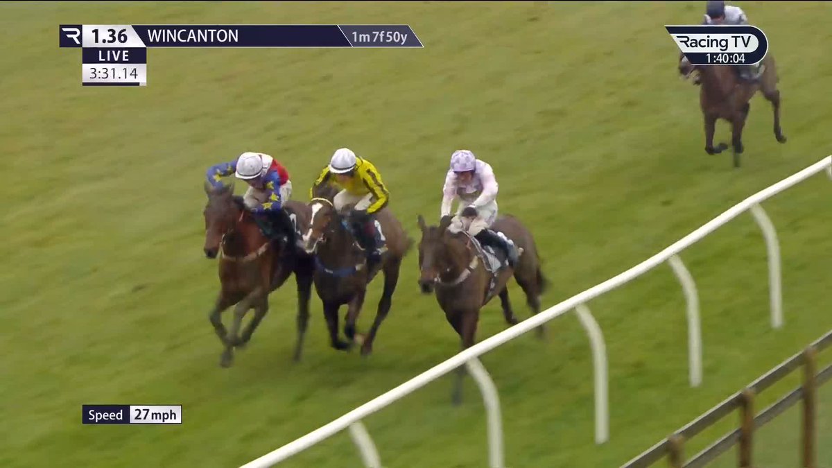 What a finish! 😮 Golden Ace digs deep to beat Burdett Road in the Wincanton Racecourse feature Grade 2 BetMGM 🦁 Kingwell Hurdle 👏 Lorcan Williams | Jeremy R.M. Scott